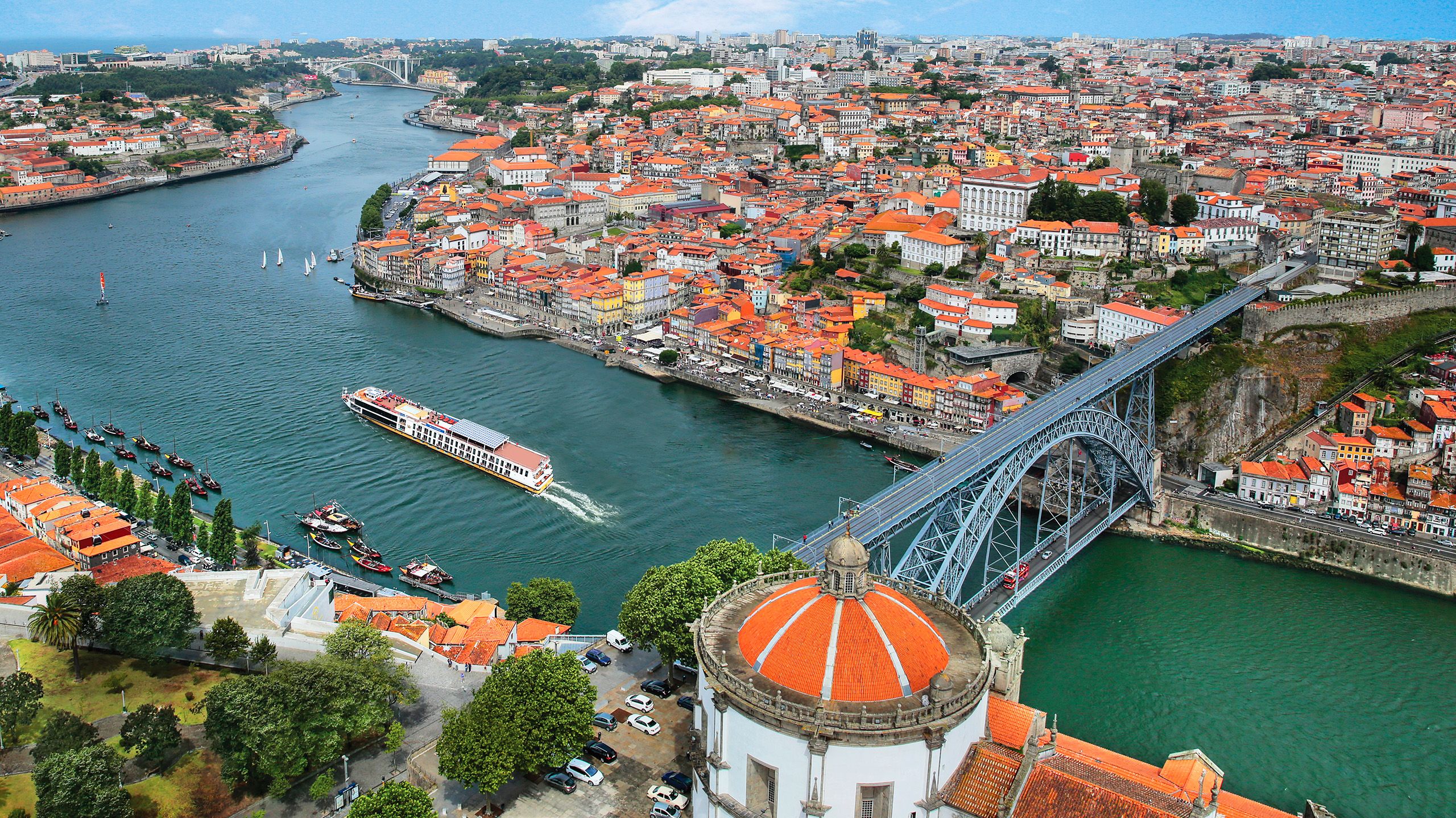 AmaVida sailing through Porto